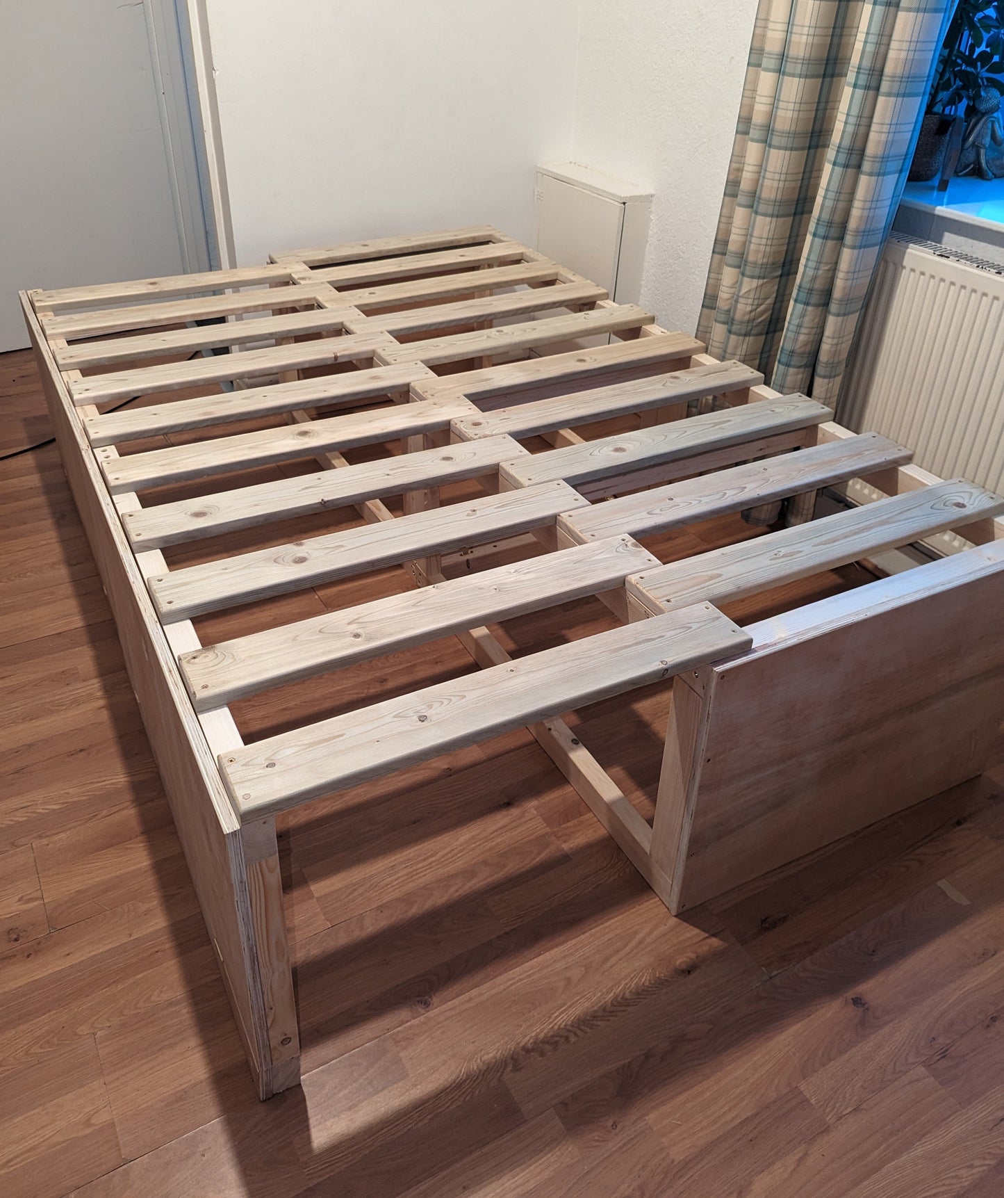 Bespoke Removable 2 Seperate Section Pull Out Bed (Changes From Bench, To Corner Sofa, To a Bed)